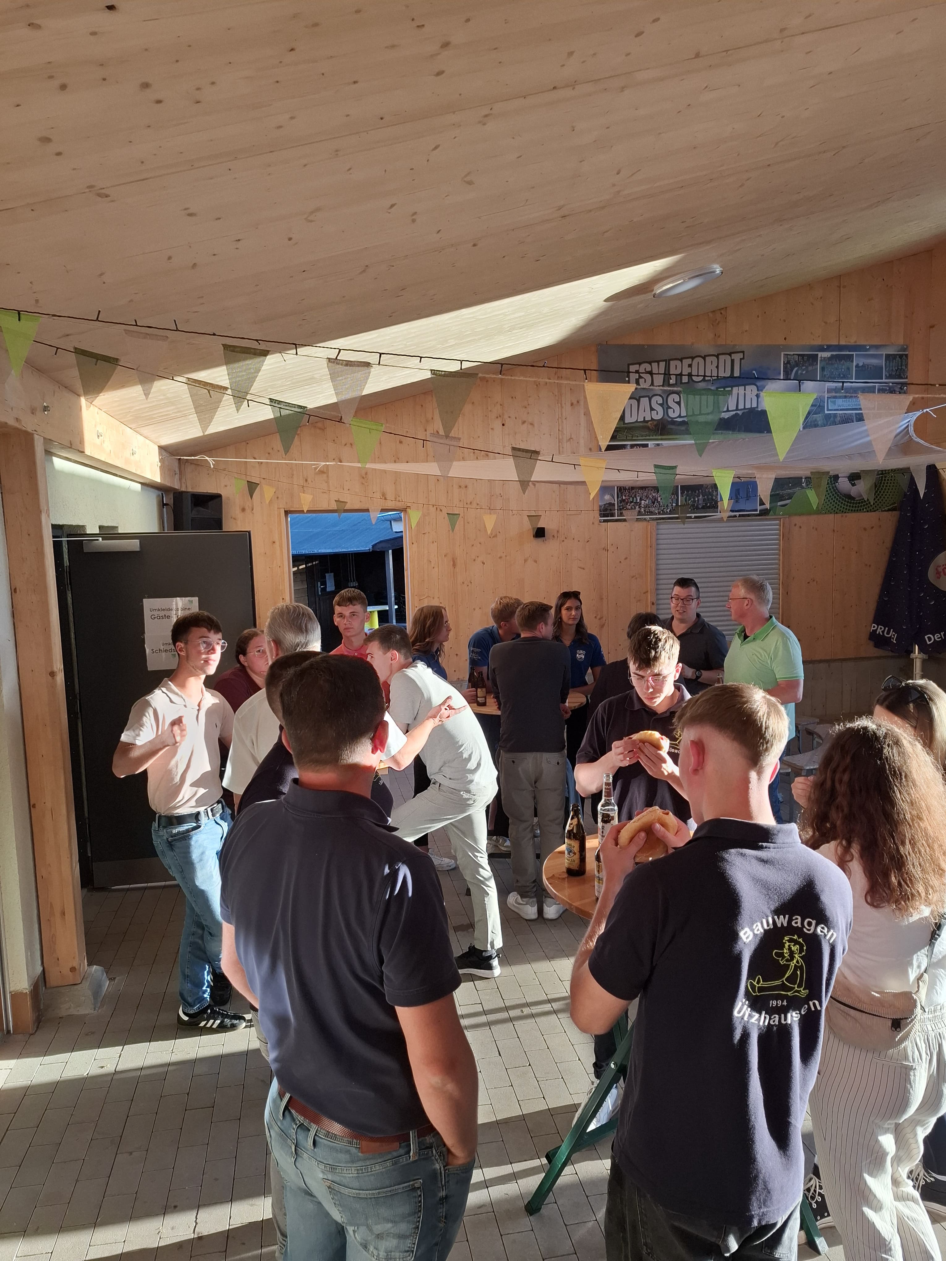 Die Jugendlichen im engen Austausch mit der Fraktion