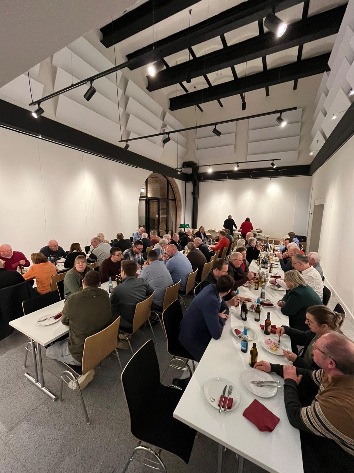 Alle Pl�tze beim Heringsessen waren belegt. 